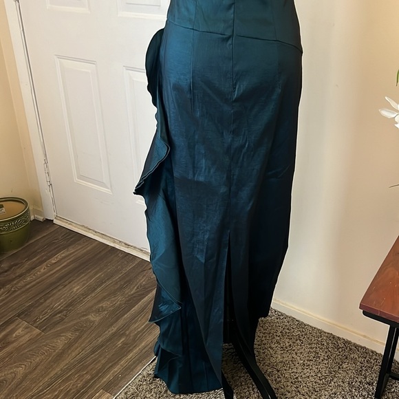 JS Collections Evening Gown Green
Ruffle Embellishment Size 4 - Picture 5 of 13